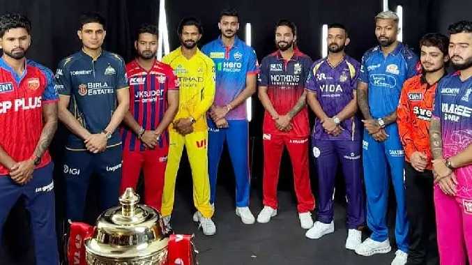 10 அணிகளின் கேப்டன்களும் ஒன்றாக போஸ்