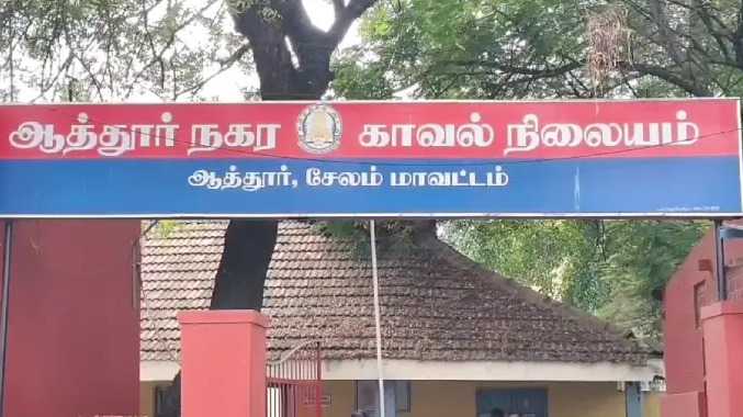 தேங்காய் சில்லு ஆட்டோவில் பட்டதாக குற்றச்சாட்டு