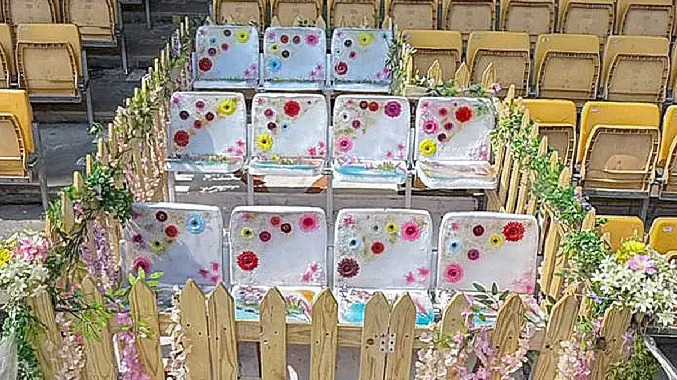 மைதானத்தில் காலியாக வைக்கப்பட்டிருந்த 11 இருக்கைகள்