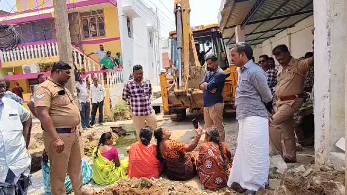 போலீஸ் பாதுகாப்புடன் மழைநீர் வடிகால் வாய்க்கால் அமைக்கும் பணி