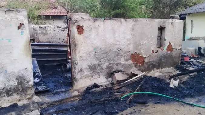 குடிசை வீடு தீப்பற்றியதில் தாய்- மகள் தீயில் சிக்கி படுகாயம்