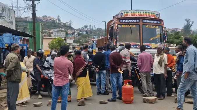 சாலையில் சிலிண்டர் மற்றும் கற்களை வைத்து மக்கள் மறியல்