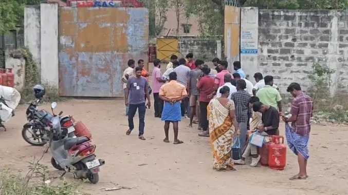 காலி சிலிண்டர்களுடன் நீண்ட வரிசையில் காத்திருப்பு