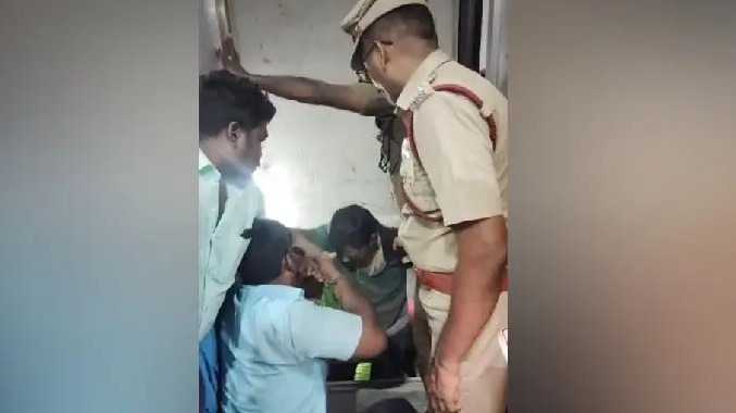 பாரம் தாங்காமல் மின் தூக்கி பாதியில் நின்றது