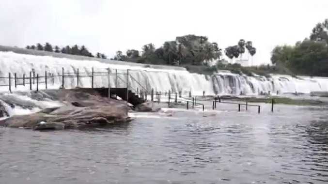 கொடிவேரி அணையில் குளிக்க ஒரு நாள் தடை விதிப்பு