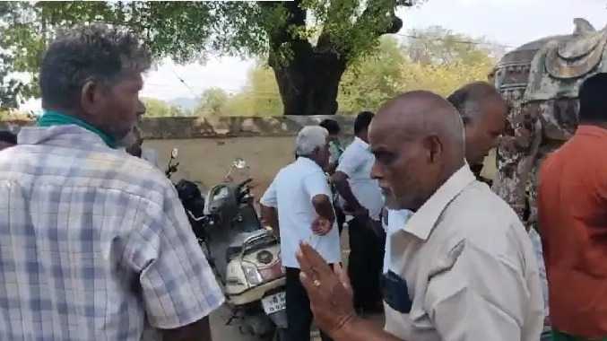 பூமலரை முற்றுகையிட்டு விவசாயிகள் கடும் வாக்குவாதம்