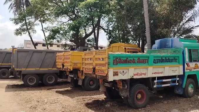 வெண்ணாற்றில் அனுமதி இன்றி மணல் அள்ளிய கும்பல்