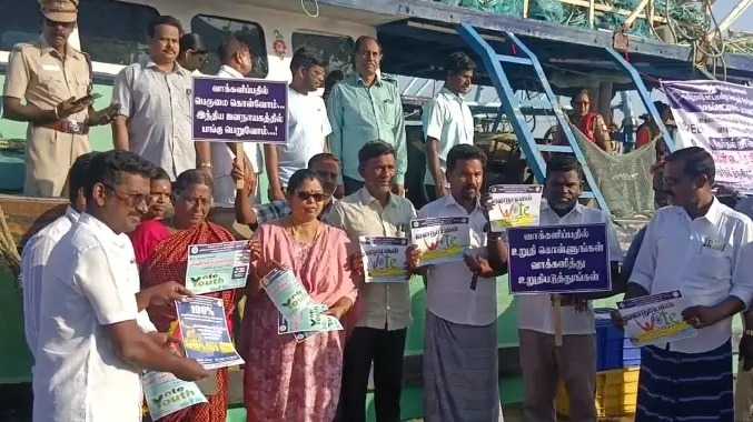 நாகையில் மாவட்ட நிர்வாகம் சார்பில் படகுப் பேரணி
