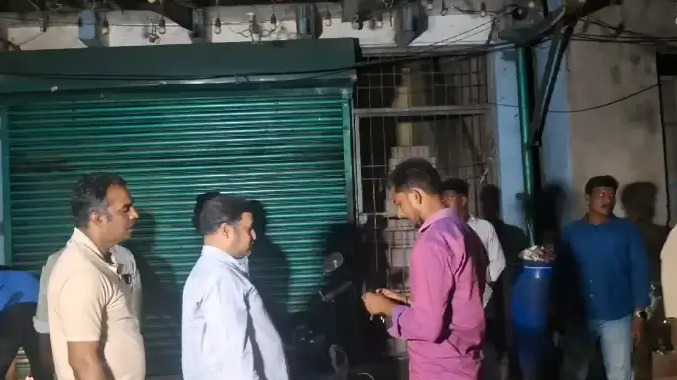 ரெஸ்டோ பாரில் அனுமதியின்றி பதுக்கி வைத்திருந்த மதுபாட்டில்கள்