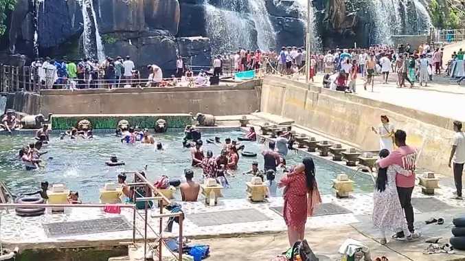 சுட்டெரித்து வரும் வெயில் - அருவியில் குவிந்த மக்கள்
