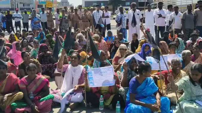தரைப்பாலம் கட்டித்தர வலியுறுத்தி கிராமத்தினர் போராட்டம்