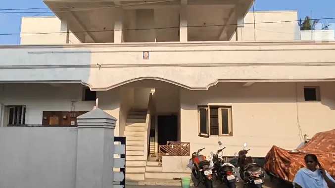 வீட்டு உரிமையாளரிடம் இருந்து தப்பிக்க கீழே குதித்த நபர்