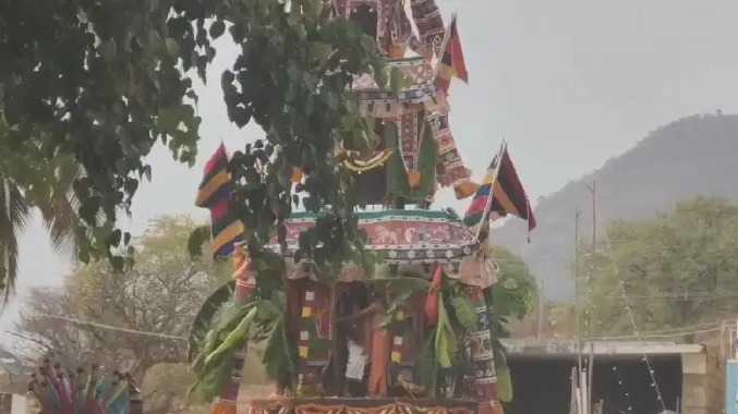 தேரிழுத்த போது தவறி விழுந்தவர் சக்கரத்தில் சிக்கி பலி