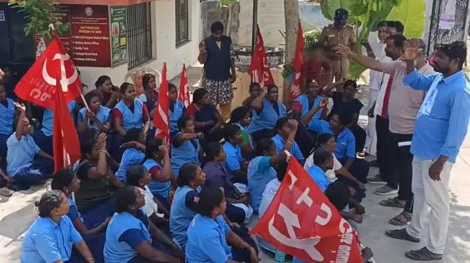20 ஒப்பந்த தூய்மை பணியாளர்கள் பணி நீக்கம்  எதிர்ப்பு தெரிவித்து சக ஊழியர்கள் போராட்டம்