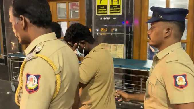 அதிமுக தொழில்நுட்ப அணி பிரமுகரை கைது செய்த போலீசார்