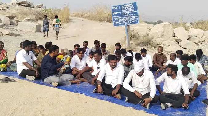 சாவாரப்பட்டி கல்குவாரி முன்பு பொதுமக்கள் முற்றுகை