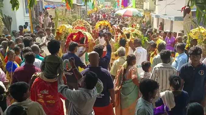 பால் காவடி உள்ளிட்ட காவடிகள் எடுத்து நேர்த்திக் கடன்