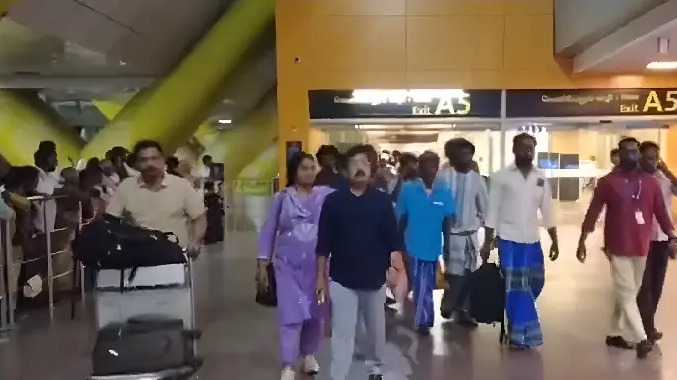 இலங்கை கடற்படையால் சிறைபிடிக்கப்பட்ட மீனவர்கள் விடுவிப்பு
