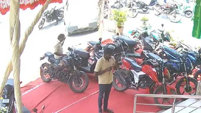 நகைக்கடை வாசலில் நிறுத்தப்பட்டிருந்த இருசக்கர வாகனம் திருட்டு