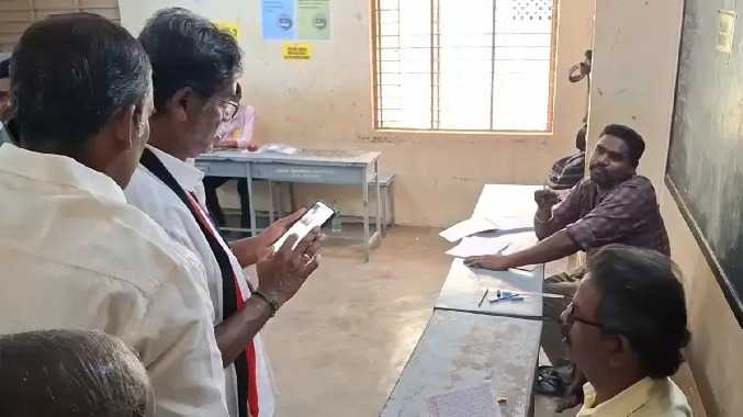 செல்போனில் உள்ள ஐடி கார்டை காட்டி வாக்குப்பதிவு