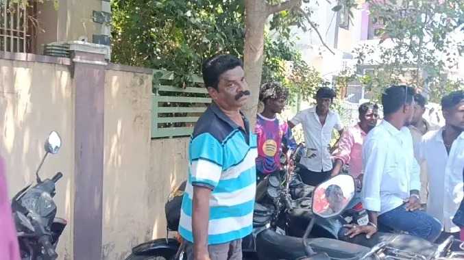 தலைமை காவலர் ஒருவருக்கு கத்திக்குத்து