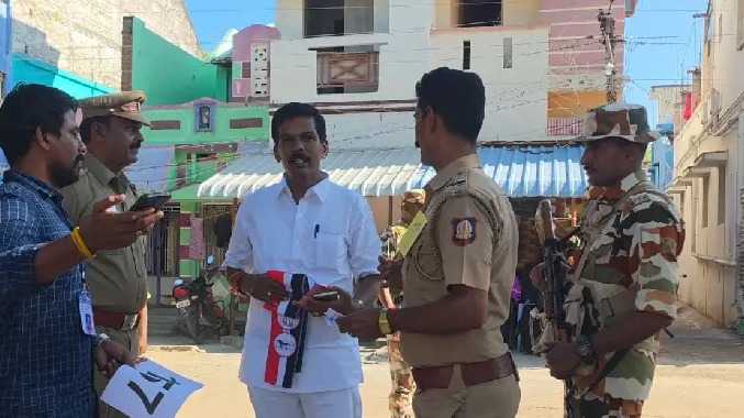 கட்சி துண்டு அணிந்து வந்த சிவகங்கை தொகுதி வேட்பாளர்
