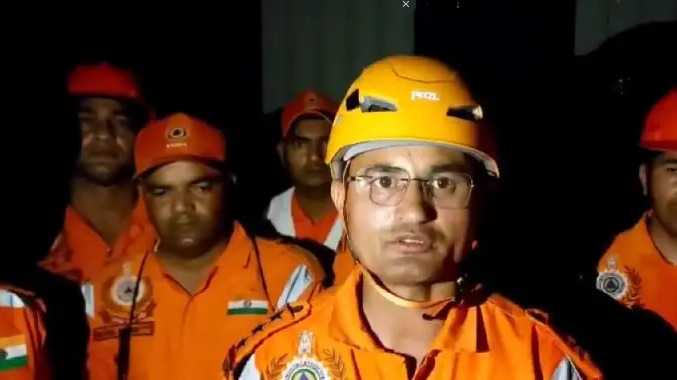 40 அடி ஆழமுள்ள ஆழ்துளை கிணற்றுக்குள் விழுந்த நபர்