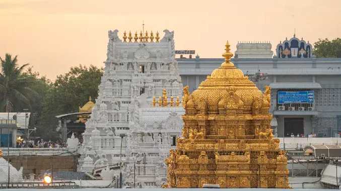 பெங்களூரை சேர்ந்த பக்தர் 7 தங்க ஆபரணங்களை வழங்கினார்