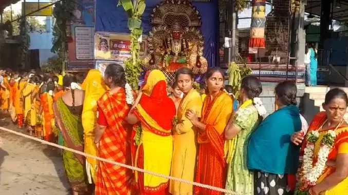 மாரியம்மன் கோயில் தீமிதி திருவிழா கோலாகலம்