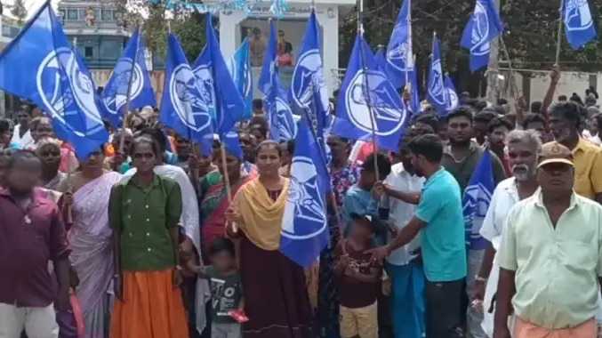 தனிப்பட்ட ஒரு குடும்பத்தினரை கண்டித்து கிராம மக்கள் தர்ணா