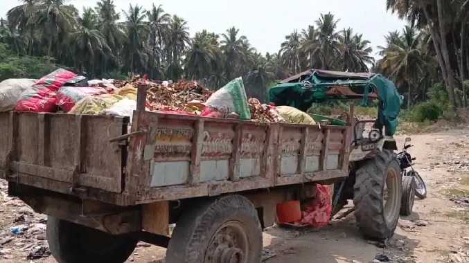 தனியார் விவசாய நிலத்தில் குப்பைகளை கொட்டும் நகராட்சி