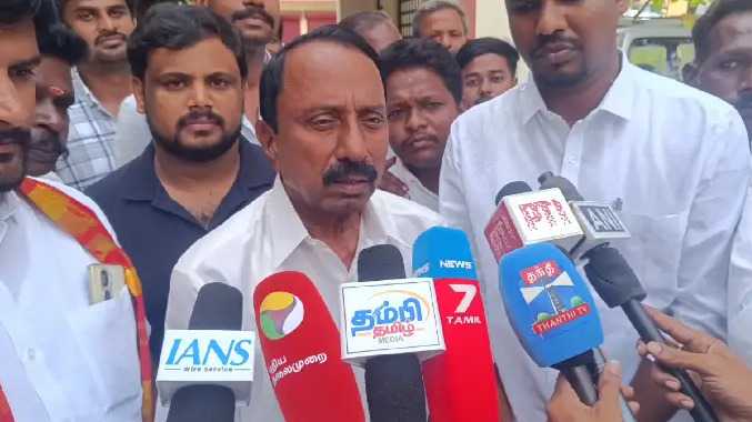 பழனி முருகன் கோவிலில் தவெக நிர்வாகி செங்கோட்டையன் சாமி தரிசனம்