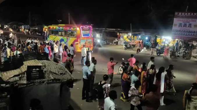 கூடுதலாக பேருந்துகள் இயக்கப்படாததால் மக்கள் அவதி