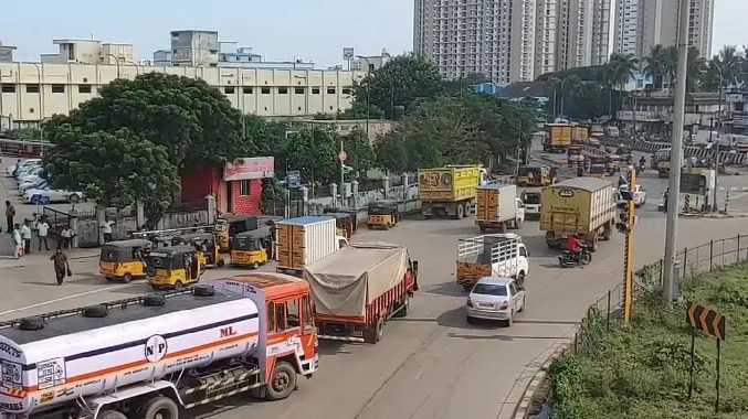 பின்னால் வந்த கண்டெய்னர் லாரி ஏறி இறங்கியதில் உயிரிழப்பு