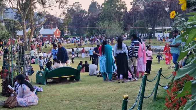 கோடை விடுமுறையையொட்டி குவிந்த சுற்றுலாப் பயணிகள்