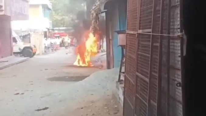 திடீரென தீப்பற்றி எரிந்த இருசக்கர வாகனம்