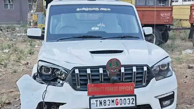 அதிவேகமாக சென்ற மாவட்ட வன அலுவலர் கார் மோதி விபத்து