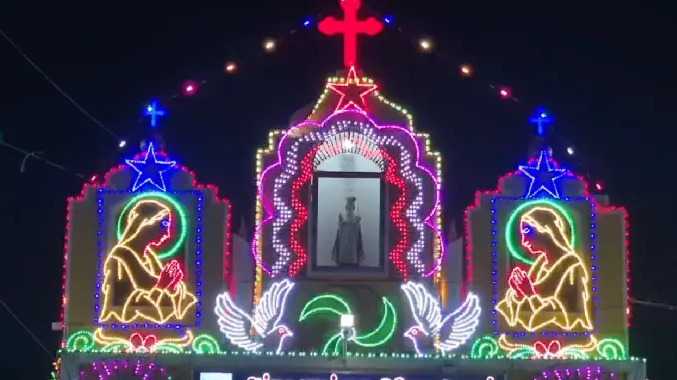 அலங்கரிக்கபட்ட தேரில் எழுந்தருளிய குழந்தை இயேசு