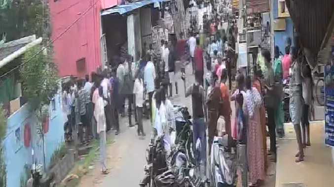 சாலையின் நடுவே நின்று பேசியதை கண்டித்த திமுக நிர்வாகி