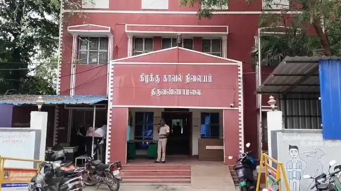 ஏடிஎம் மையத்தில் இஸ்லாமிய பெண்ணை தாக்கிய இளைஞர்