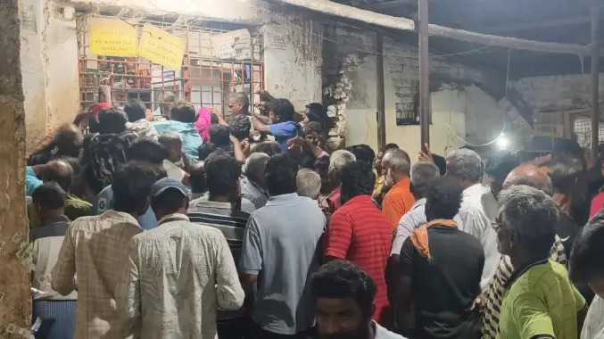 மது பிரியர்கள் குவிந்ததால் போக்குவரத்து பாதிப்பு