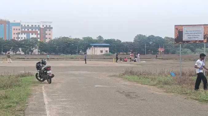 கிரிக்கெட் மைதானமாக மாறிய ஹெலிகாப்டர் இறங்குதளம்