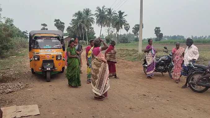 சின்னசேலம் அருகே பெண்கள் முற்றுகை போராட்டம்