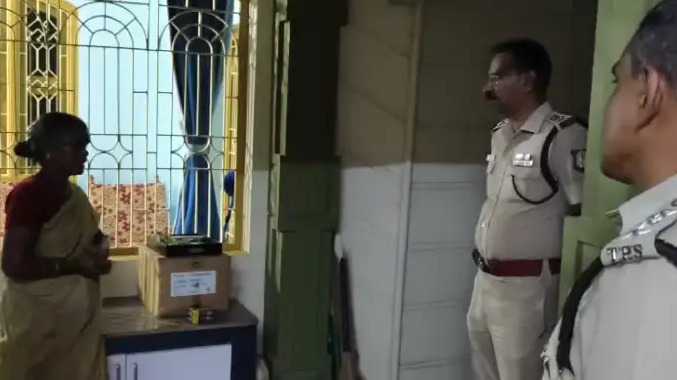வீட்டின் பூட்டை உடைத்து 103 சவரன் நகைகள் கொள்ளை