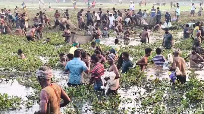 ஐந்துமுத்தன் கோயில் கண்மாயில் இறங்கிய 5 கிராம மக்கள்