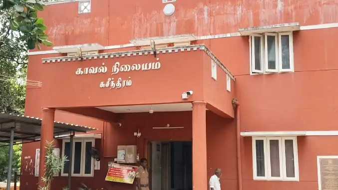 நகைக்கடைக்குள் புகுந்து 30 பவுன் தங்க நகைகள் கொள்ளை