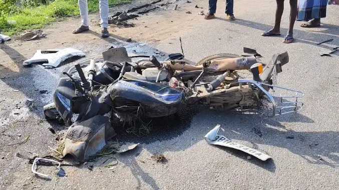சாலையின் நடுவே இருந்த தடுப்பின் மீது மோதி விபத்து