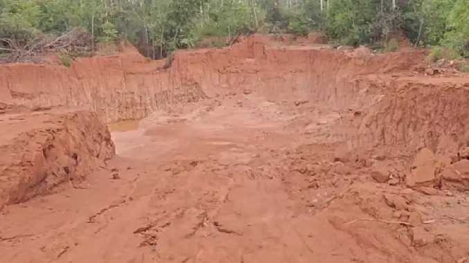 டன் கணக்கில் கொட்டப்படும் ப்ளாஸ்டிக் குப்பைகள்