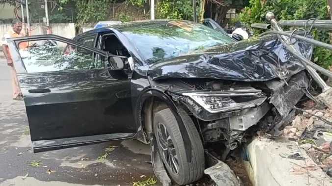 சென்டர் மீடியனில் மோதி விபத்துக்குள்ளான கார்