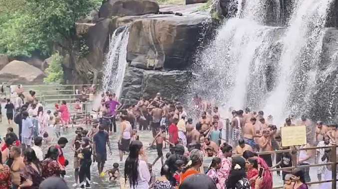 கோடை விடுமுறையை ஒட்டி அதிகரித்த கூட்டம்